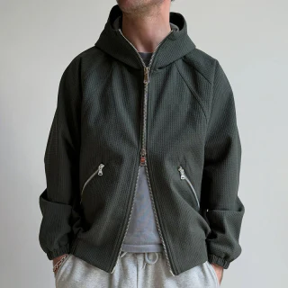 Schwerer Kapuzenpullover aus Waffelstrick · 2
